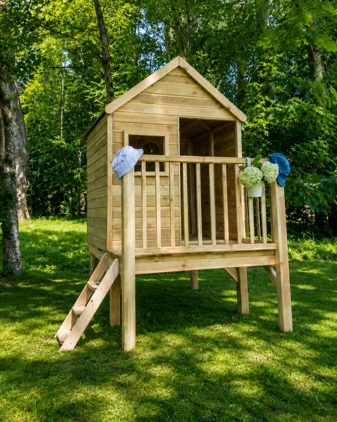 Cabaña de madera ubicada a la sombra de los árboles